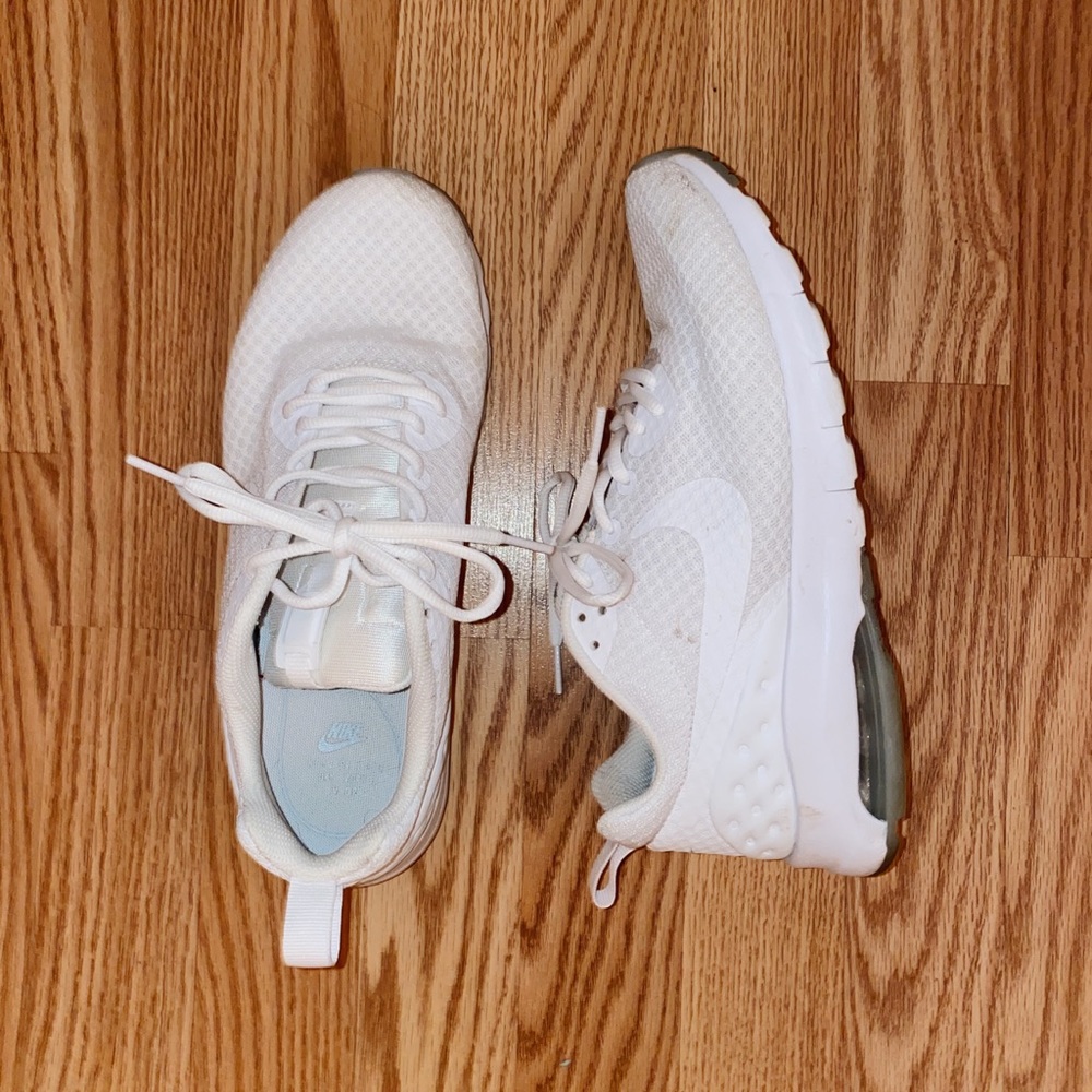 nike air max motion sneakers